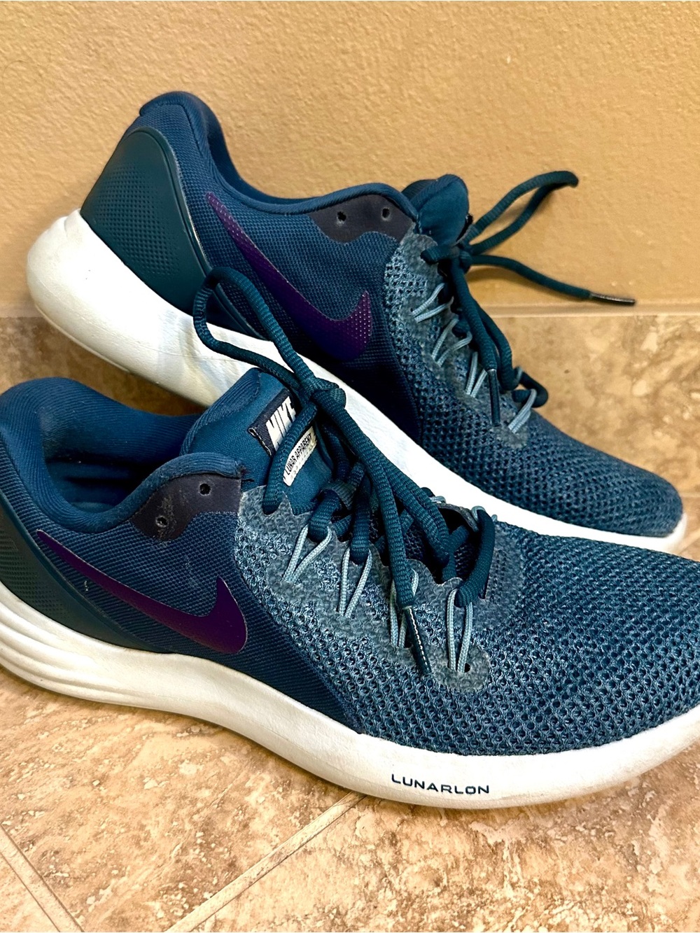 EUC Nike Wmns Lunar Running shoes size  8